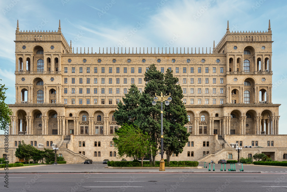 Obraz premium The grand facade of the Government Palace of Azerbaijan in Baku, showcasing elegant architecture against a bright blue sky