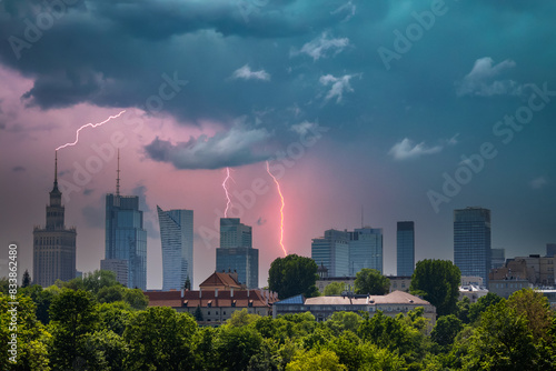 Burza nad miastem. Warszawa Polska