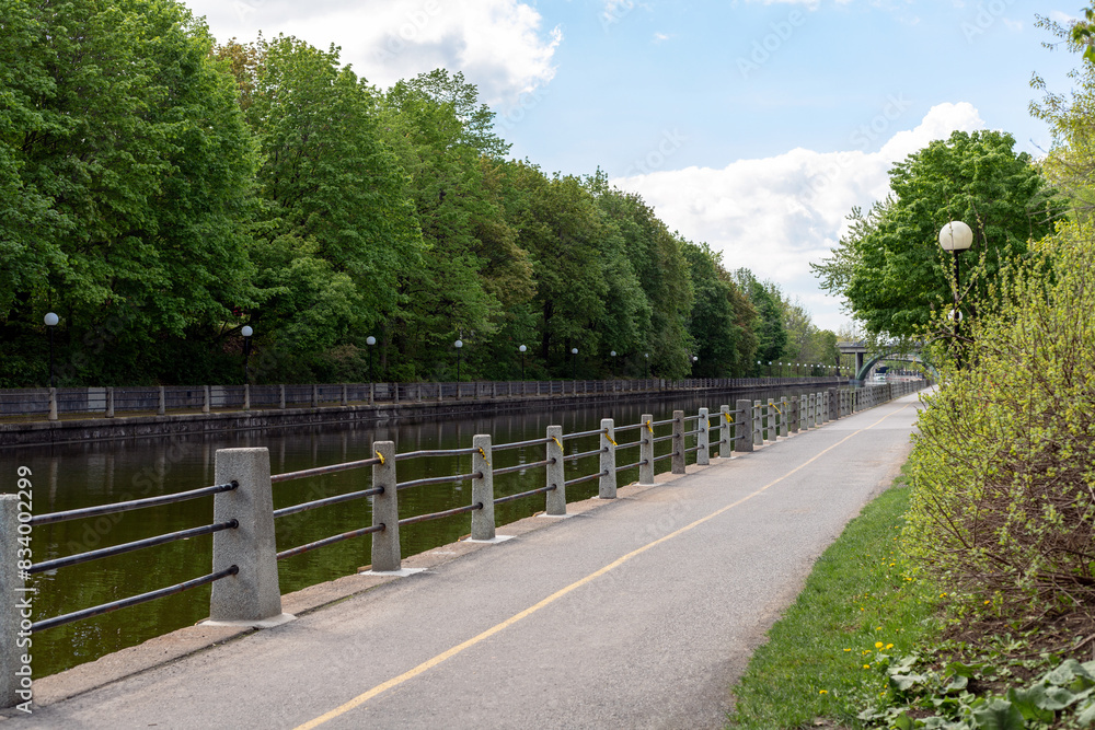 Obraz premium Bicycle lane along Rideau Canal in Ottawa, Canada.