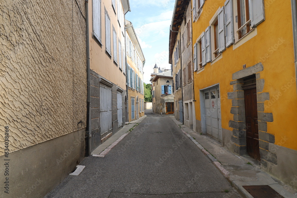 Rue typique, ville de Embrun, département des Hautes Alpes, France Rue typique, ville de Embrun, département des Hautes Alpes, France