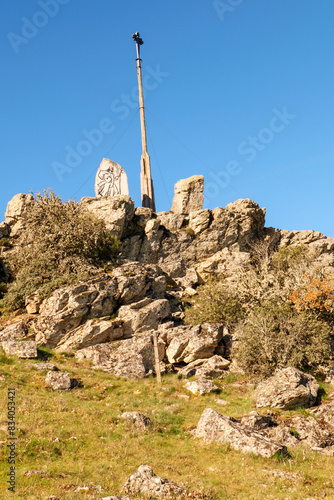 Cruz de Santiago, ein Jakobskreuz auf dem Pico de la Dueña bei Morille, Salamanca. Gesehen auf dem Pilgerweg Via de la Plata . photo