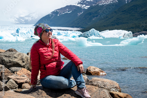 Mujer turista disfrutando el Parque Nacional Los Glaciares. Patagonia Argentina  © Javier