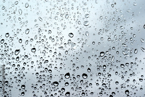 Regentropfen am Fenster 