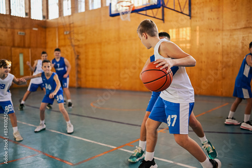 Junior basketball team in action playing basket at training. © Zamrznuti tonovi