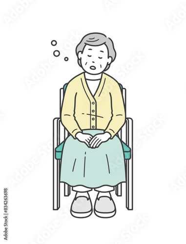 椅子に座って居眠りをする高齢女性