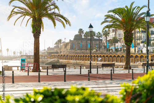 Foto View from the boardwalk promenade at the Praia da Ribeira beach of Cascais Bay and the ancient fortress citadel, along the coast of Cascais, Portugal, Portuguese Riviera