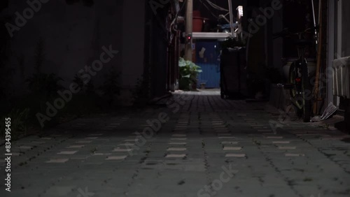 어두운 골목길 보도 블럭 바닥 멀리 보이는 전봇대 가로등 불빛 파란 대문 자전거 신문(밤+저녁+주택+조명) photo