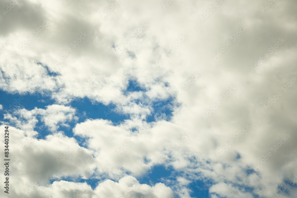 Obraz premium Cielo celeste lleno de nubes esponjosas 