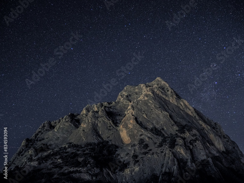 Obraz na płótnie Rock under scarry sky at night astrophotography w salonie