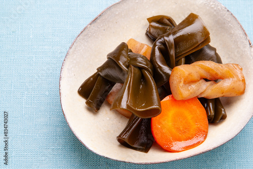 結び昆布と蒟蒻、ニンジンの煮物