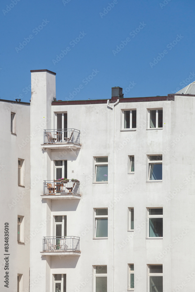 Modernes, weisses Wohngebäude im Frühling, Hamburg, Deutschland Modernes, weisses Wohngebäude im Frühling, Hamburg, Deutschland