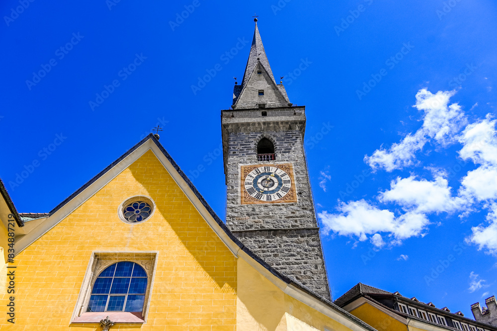 Fototapeta premium Bruneck, Brunico, Ursulinenkirche, Kirche, Altstadt, Ursulinentor, Altstadt, Altstadthäuser, Stadtgasse, historische Häuser, Pustertal, Dolomiten, Südtirol, Frühling, Sommer, Italien