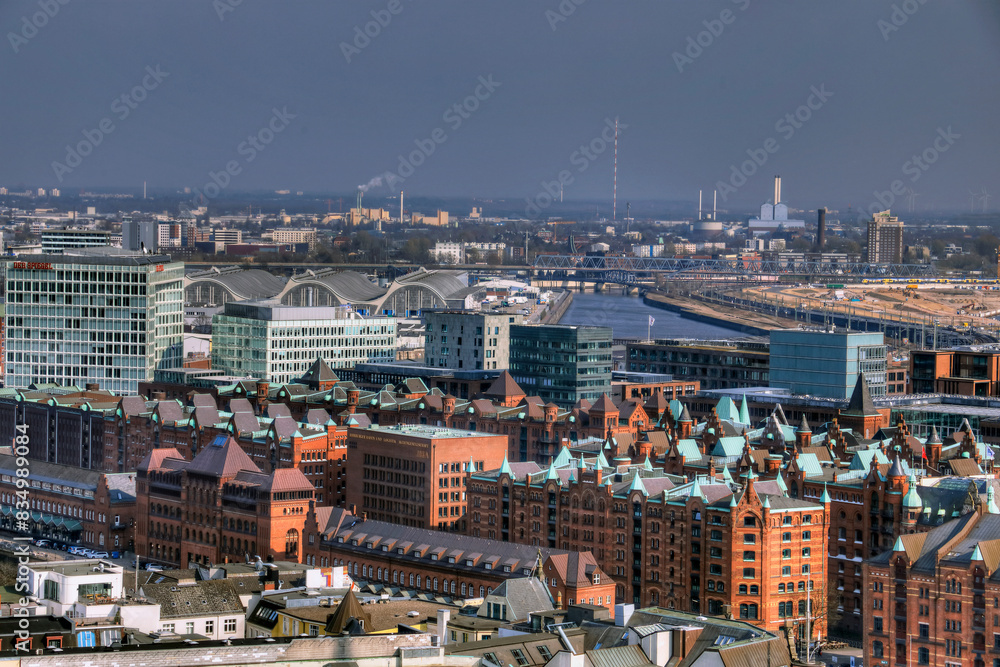 Naklejka premium Blick vom Turm der Hauptkirche St. Michaelis auf das UNESCO Weltkulturerbe Speicherstadt in der Hansestadt Hamburg, Norddeutschland, Deutschland; Europa.