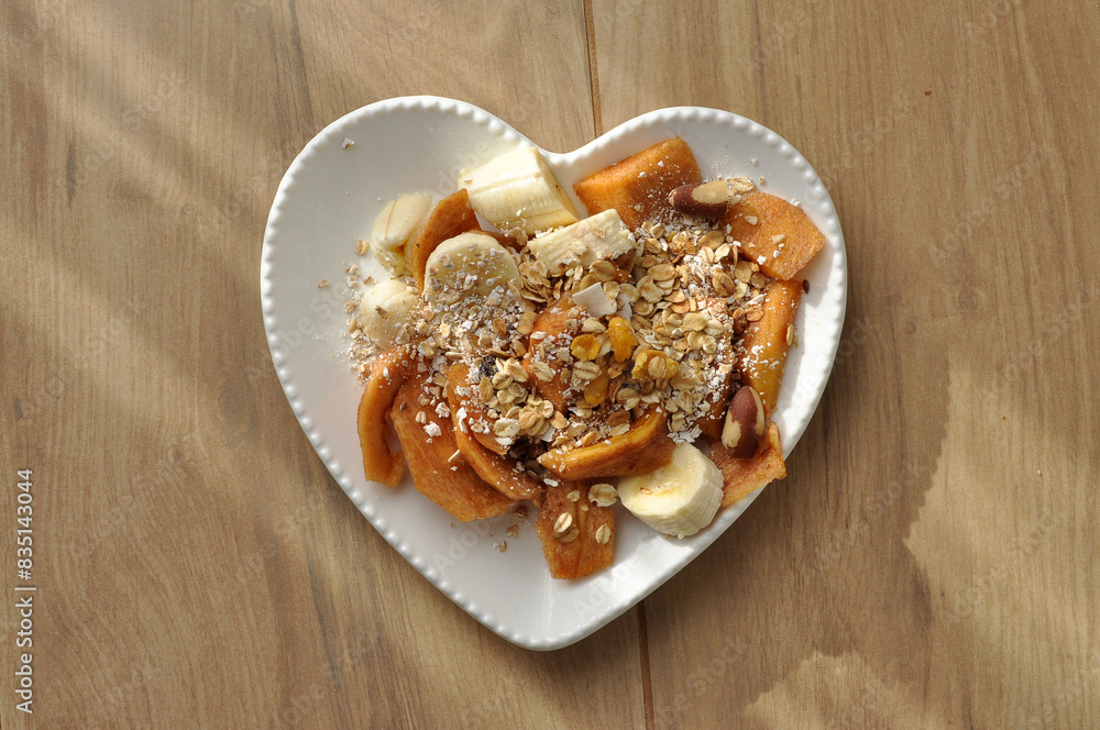prato com bananas com caqui mais aveia, alimentação natural e saudável prato com bananas com caqui mais aveia, alimentação natural e saudável
