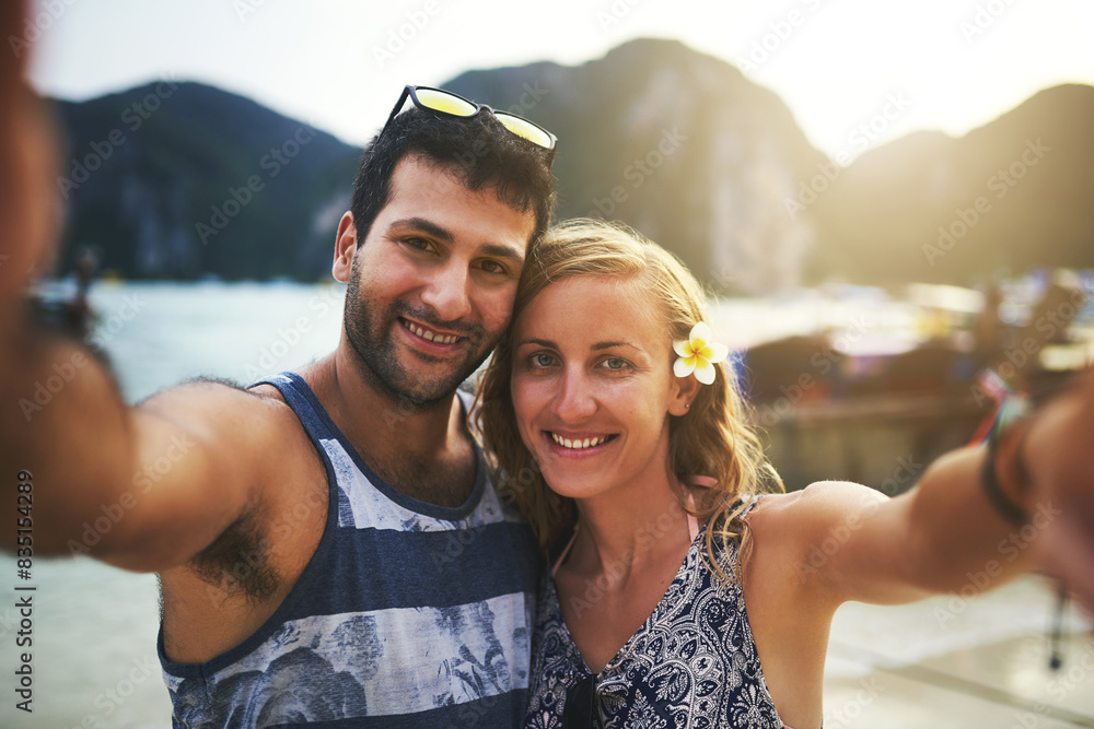 Naklejka premium Portrait, happy couple and selfie on beach for memory, date or holiday in relationship as partner. Woman, man and together in photography in remembering, anniversary or love on vacation in Bali
