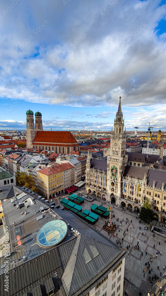 Fototapeta premium Main buildings and Fraunkirche cathedral in the city centre of Munich