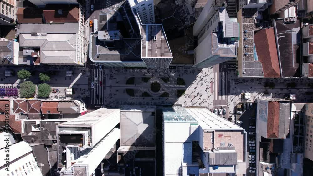 Imagem aérea do calcadao da Rua XV de novembro, em Curitiba, Paraná. Vídeos gravados durante o dia no centro de Curitiba, área movimentada de comércio, pedestres, turismo, compras.