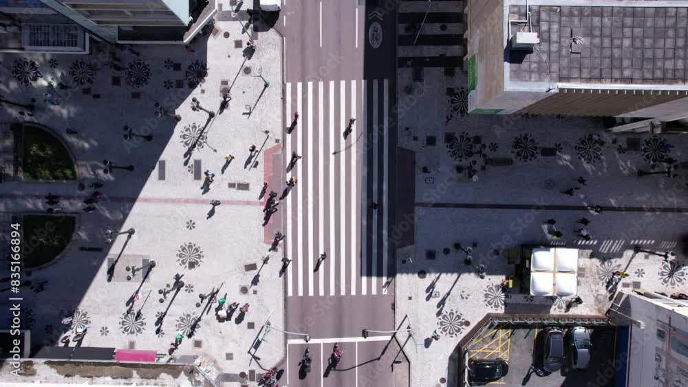Drone pessoas na rua XV em Curitiba. Imagem aérea do centro de Curitiba. Drone centro de Curitiba. Vídeo de pessoas andando na calçada. 