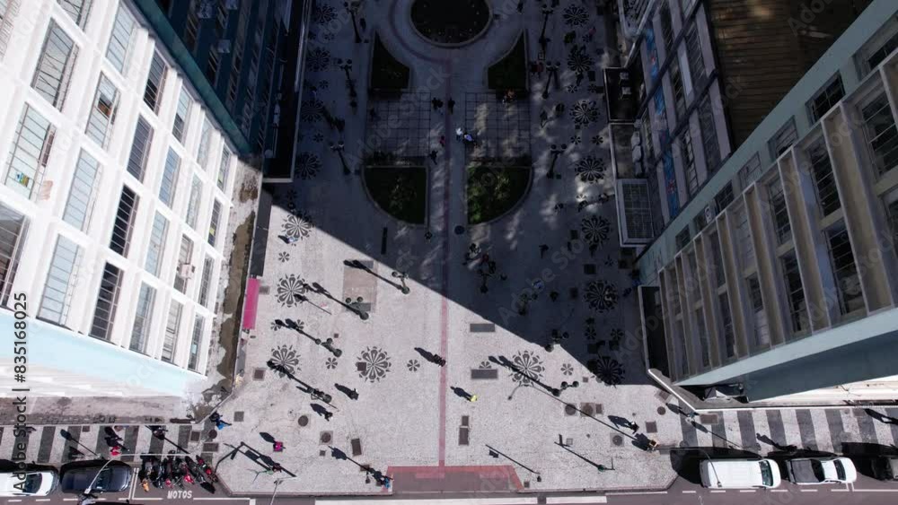 Drone pessoas na rua XV em Curitiba. Imagem aérea do centro de Curitiba. Drone centro de Curitiba. Vídeo de pessoas andando na calçada. 