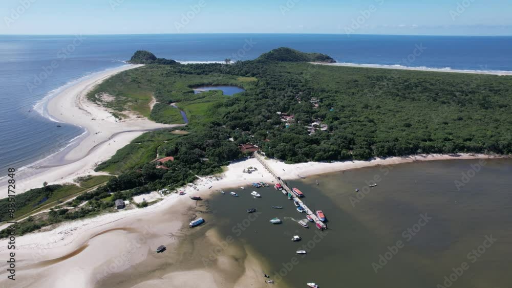 Vídeo de drone Ilha do Mel, Paranaguá, Paraná. Imagem aérea da paraia. Vídeo do mar, e do trapiche. Dia de sol na Ilha do Mel. Verão no Paraná. Praia do sul do Brasil. Vista aérea do mar e da natureza
