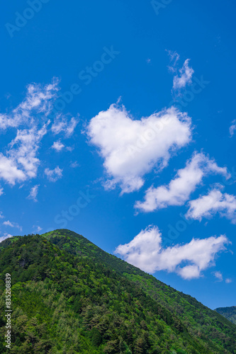 山とハート形の雲