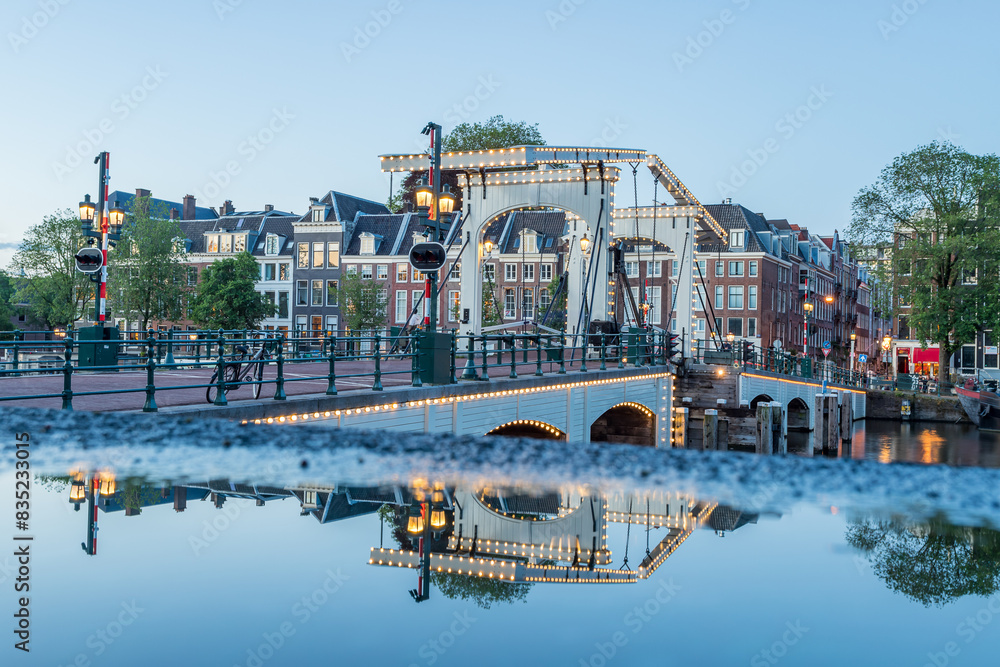 Fototapeta premium Reflections of Skinny Bridge at twilight