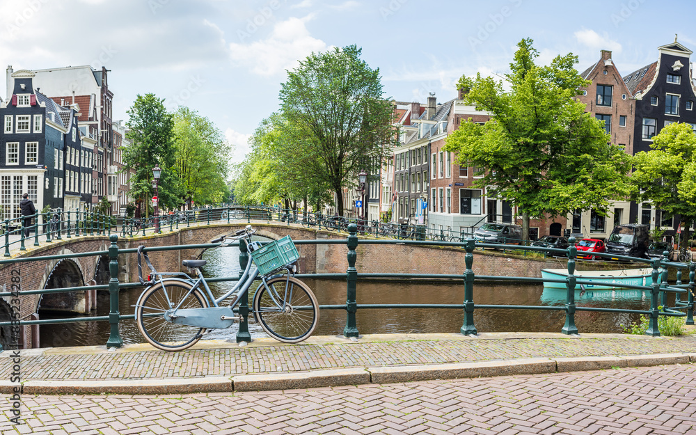 Obraz premium Bike locked to the edge of Keizersgracht