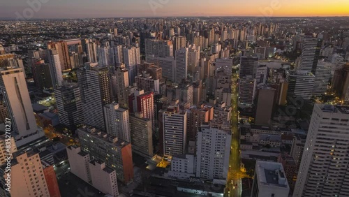 Imagem geral de drone do Centro de Curitiba durante o dia. Vídeo gravado em hyperlapse, técnica de movimento rápido