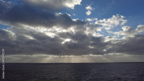 spektakulärerer Sonnenaufgang über dem Atlantik, die Sonnenstrahlen durchbrechen die Wolken	