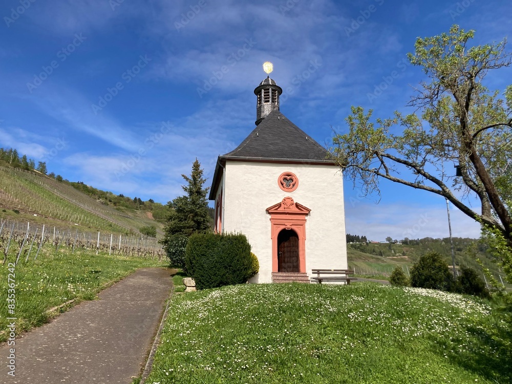 Die Kesselstattkapelle in den Weinbergen von Kröv an der Mosel Die Kesselstattkapelle in den Weinbergen von Kröv an der Mosel