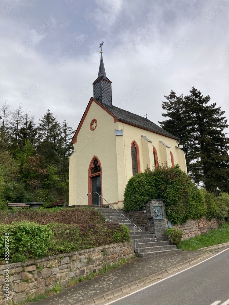 Naklejka premium Die Bergkapelle über dem Weindorf Kröv an der Mosel