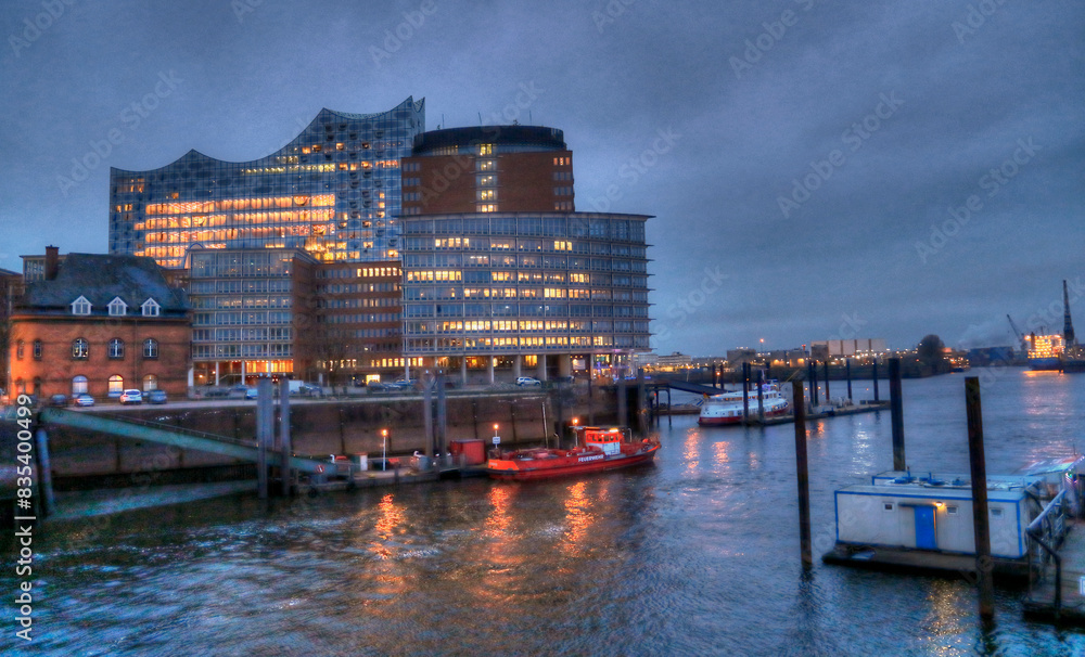 Naklejka premium Hafenpolizeiwache No 2 und beleuchtete Elbphilharmonie in der Speicherstadt der Hansestadt Hamburg zur blauen Stunde, UNESCO-Weltkulturerbe, Norddeutschland, Deutschland, Europa.