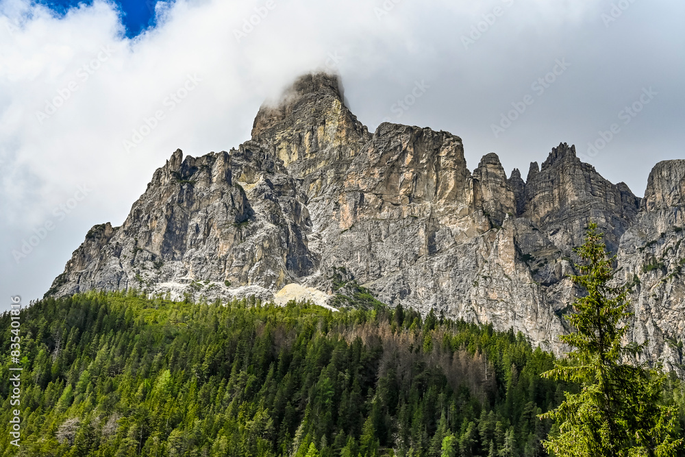 Dolomiten, Corvara, Alta Badia, Dorf, Sassongher, Sellaronda, Sellagruppe, Sellastock, Val Gardena, Grödnerjoch, Berge, Wanderweg, Südtirol, Frühling, Sommer, Italien Dolomiten, Corvara, Alta Badia, Dorf, Sassongher, Sellaronda, Sellagruppe, Sellastock, Val Gardena, Grödnerjoch, Berge, Wanderweg, Südtirol, Frühling, Sommer, Italien