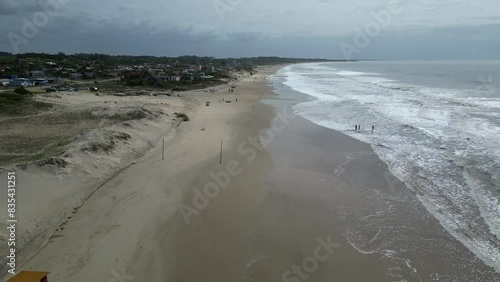 Playa Mar toma con drone paralelo a la costa 