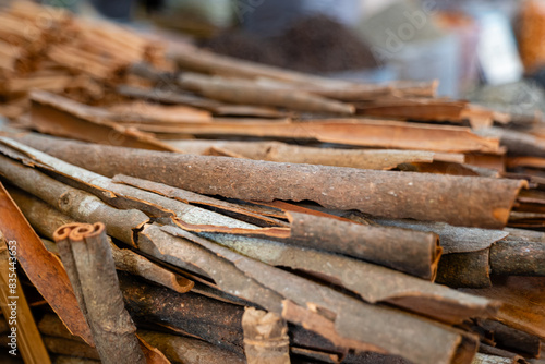 Foto Warm Cinnamon Baking Aromatic Spices in Rustic Kitchen