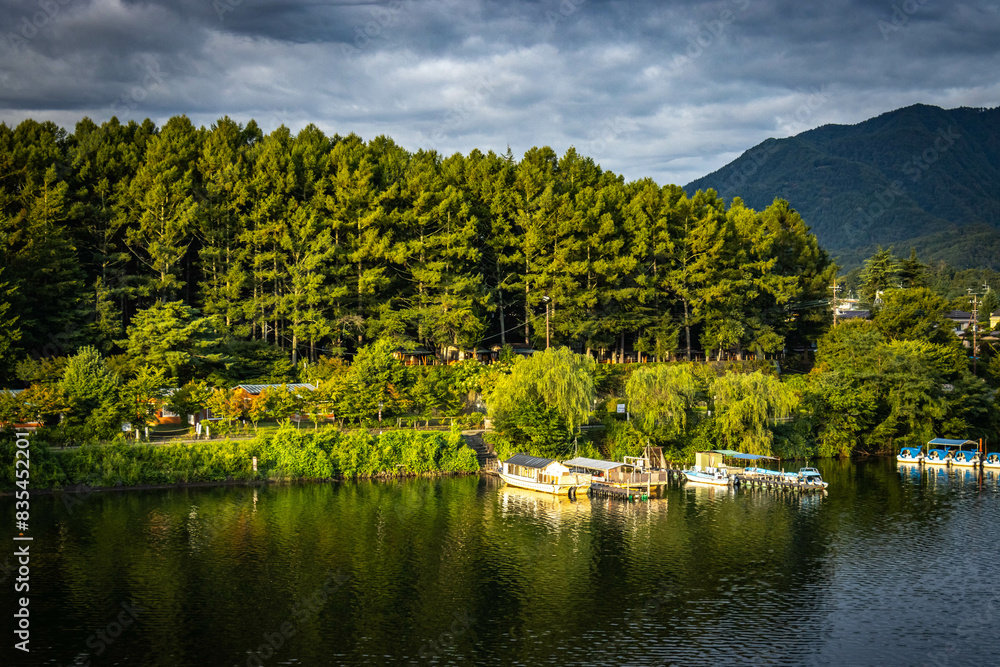 Obraz premium sunrise at kawaguchi lake, kawaguchiko, early morning, fuji 5 lake area, japan, reflection, mount fuji