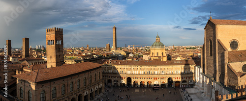 Bologne en Italie : la piazza maggiore depuis la tour de l'horloge