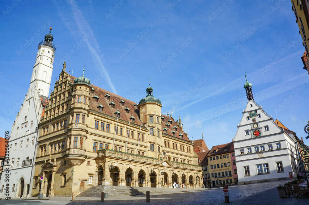 Obraz premium ドイツの小さくてメルヘンチックな町ローテンブルクの旧市庁舎