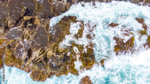 Obraz na płótnie waves crashing on a rocky coastline w salonie
