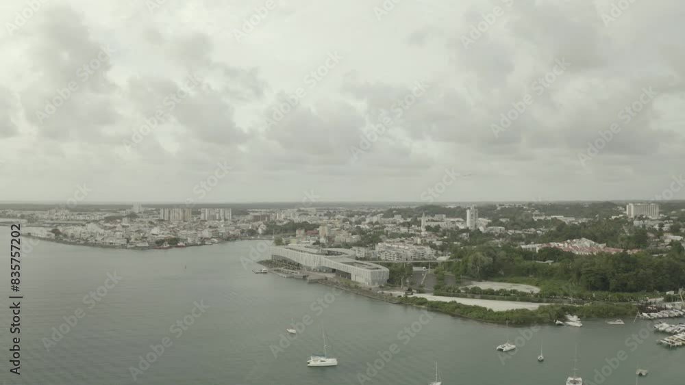 Coast of the city, yachts afloat Coast of the city, yachts afloat
