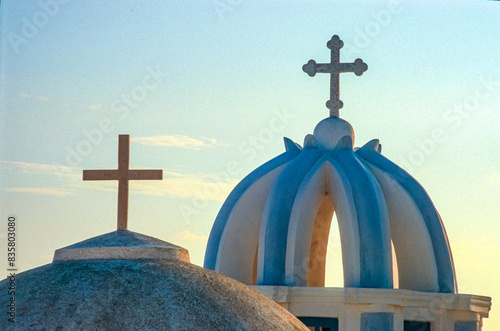 eingescanntes Diapositiv einer historischen Farbaufnahme des Turms und des Dachs einer kleinen, griechisch-orthodoxen Kirche vor abenlichem, oder morgendlichem Himmel, griechische Insel San Turin photo