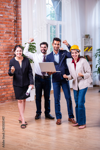 Canvas Print Group photo of Indian asian construction company employees looking at camera