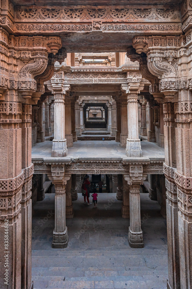 Obraz premium Adalaj Stepwell or Rudabai Stepwell is a stepwell located in the small town of Adalaj, close to Gandhinagar city in the Indian state of Gujarat, India.