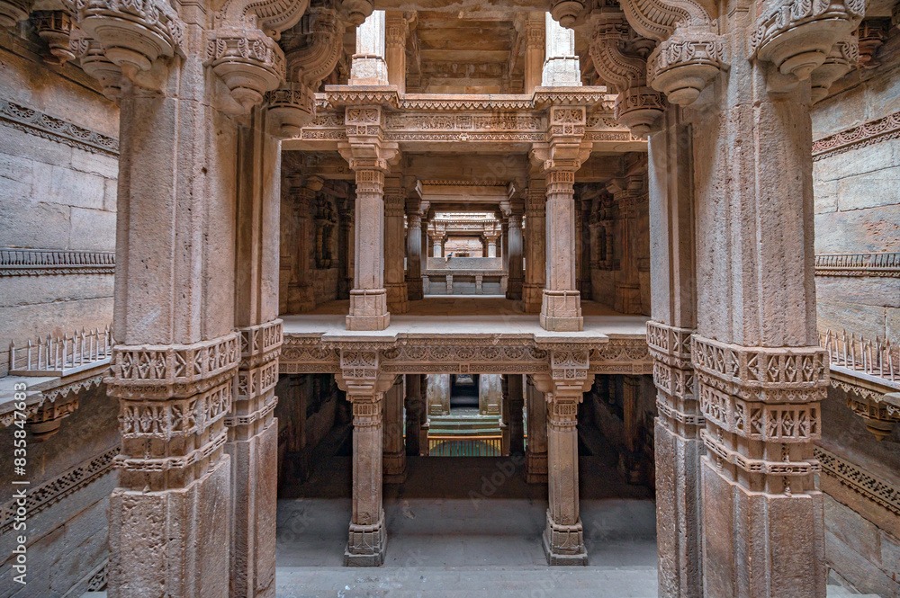 Obraz premium Adalaj Stepwell or Rudabai Stepwell is a stepwell located in the small town of Adalaj, close to Gandhinagar city in the Indian state of Gujarat, India.