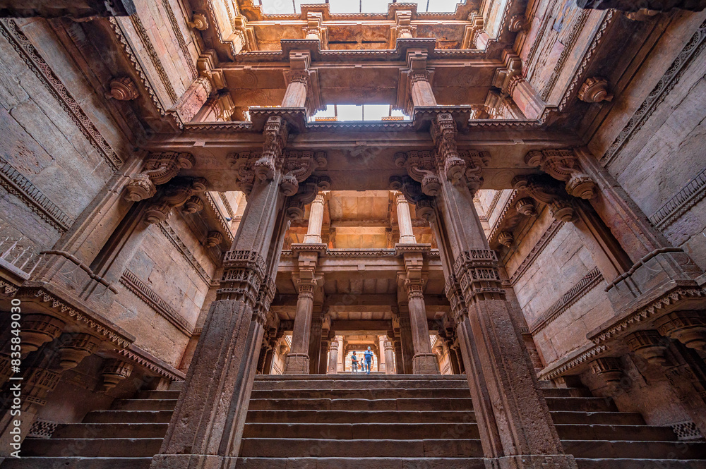 Obraz premium Adalaj Stepwell or Rudabai Stepwell is a stepwell located in the small town of Adalaj, close to Gandhinagar city in the Indian state of Gujarat, India.