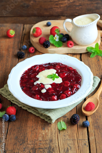 lecker Rote Grütze mit Vanillesoße photo