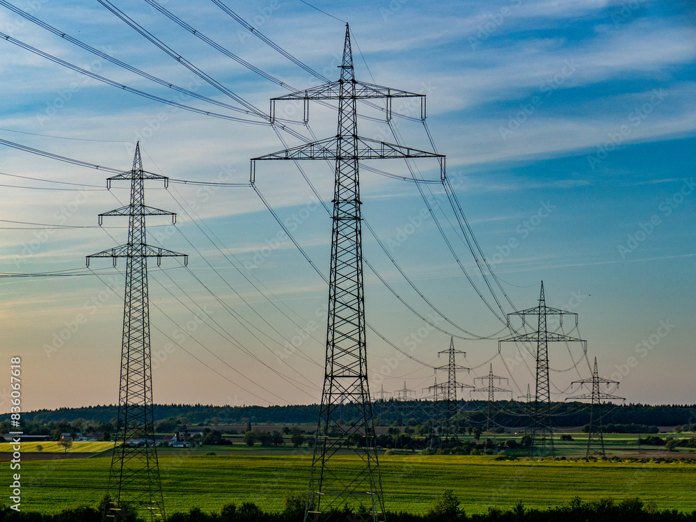 Strommasten einer Überlandleitung und Wolkenhimmel Strommasten einer Überlandleitung und Wolkenhimmel