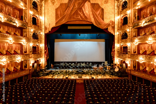 Vista frontal del escenaio del Teatro Colon, en la Ciudad de Buenos Aires, Argentina