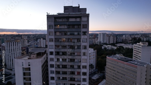 Foto de drone no centro de Curitiba. Foto aérea que mostra os prédios no centro de Curitiba, Paraná photo