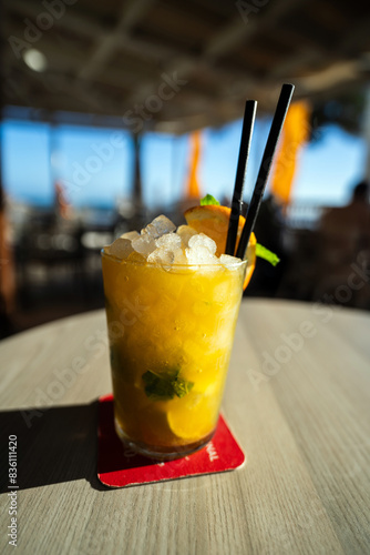 Obraz na płótnie Mango mojito perfect summer drink with ice on top and lemon slice w salonie